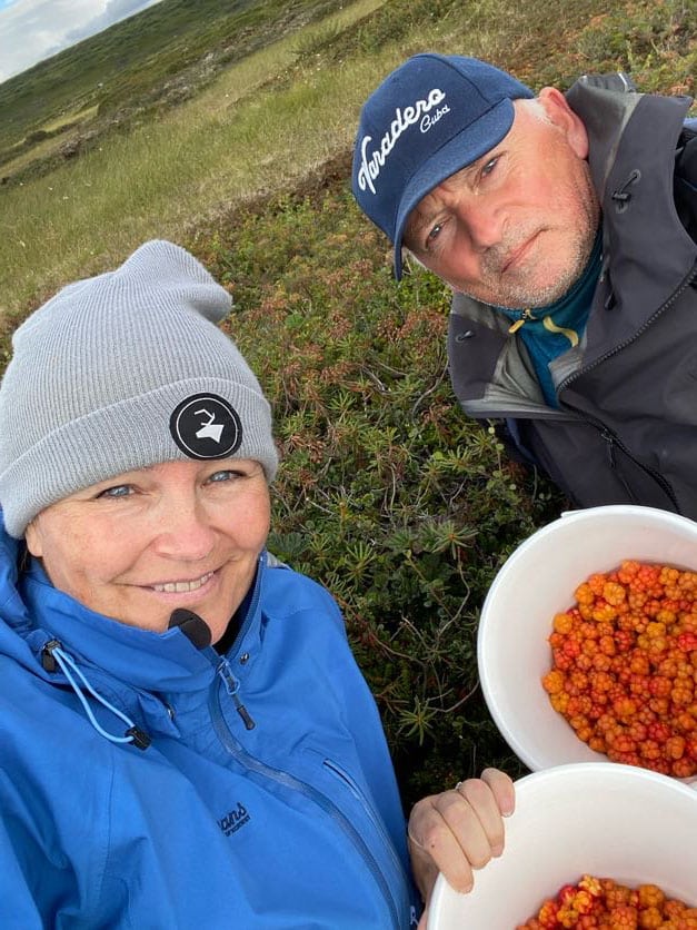 couple picking cloud berries together