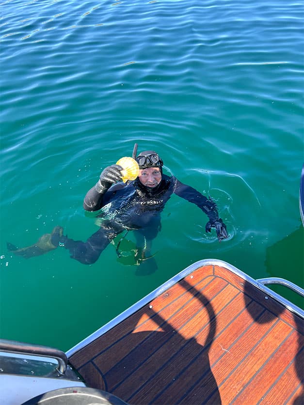 Jørn diving for mussles
