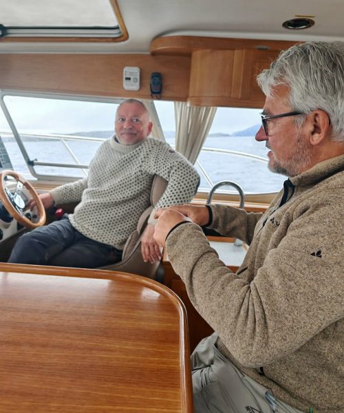 captain jørn and male guest discussing history